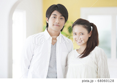 笑顔の新婚夫婦 笑顔の新婚夫婦 68060128