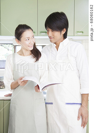 レシピ本を見る夫婦 68060162