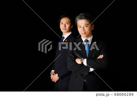 2人の男性弁護士 2人の男性弁護士 68060289