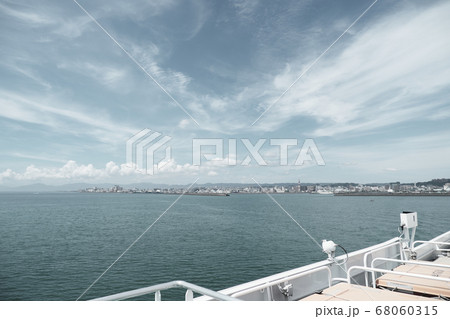 桜島フェリーの上から見た鹿児島市街地【フィルム調】 68060315