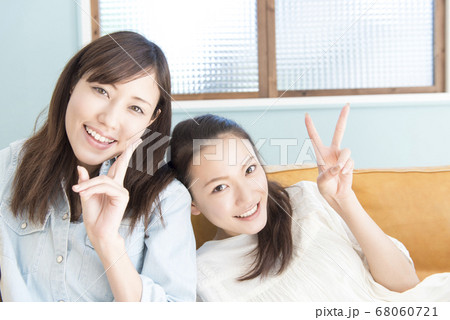 ピースサインする女性の写真素材 [68060721] - PIXTA