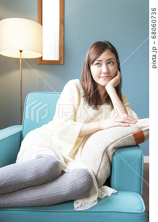 椅子に座る女性 68060736