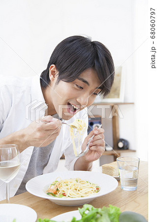 パスタを食べる男性 68060797