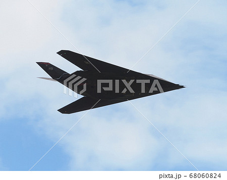 頭上を飛ぶアメリカ空軍F-117ナイトホーク 68060824