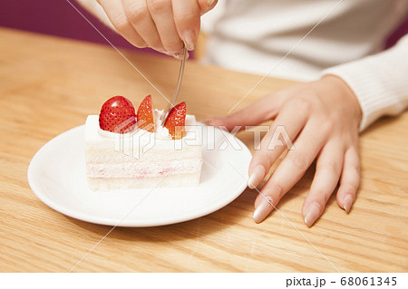 ケーキを食べる女性 68061345