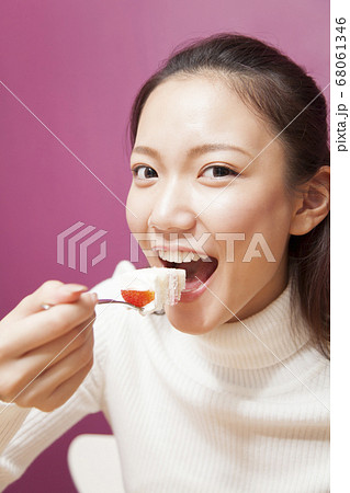 ケーキを食べる女性の写真素材