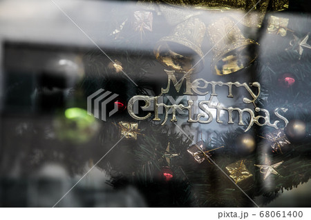 ウィンドウ越しのクリスマスリース ウィンドウ越しのクリスマスリース 68061400