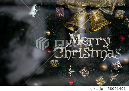 ウィンドウ越しのクリスマスリース 68061401