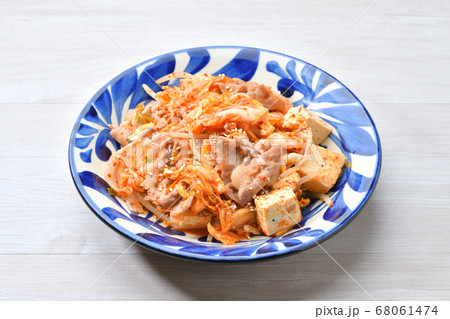 夏のピリ辛スタミナおかず!豚肉とモヤシ、卵と木綿豆腐のキムチ炒め。 夏のピリ辛スタミナおかず!豚肉とモヤシ、卵と木綿豆腐のキムチ炒め。 68061474