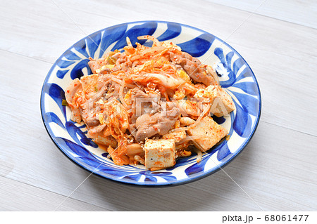 夏のピリ辛スタミナおかず!豚肉とモヤシ、卵と木綿豆腐のキムチ炒め。 夏のピリ辛スタミナおかず!豚肉とモヤシ、卵と木綿豆腐のキムチ炒め。 68061477