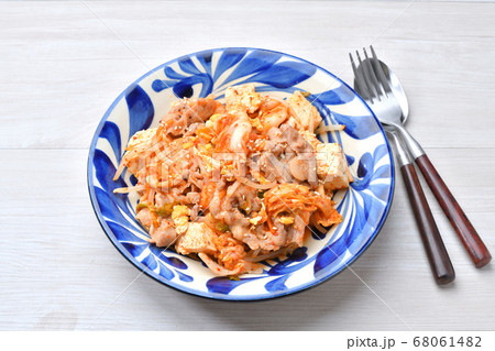 夏のピリ辛スタミナおかず!豚肉とモヤシ、卵と木綿豆腐のキムチ炒め。 夏のピリ辛スタミナおかず!豚肉とモヤシ、卵と木綿豆腐のキムチ炒め。 68061482