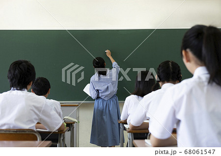 中学生の授業風景 68061547