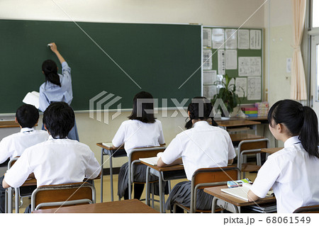 中学生の授業風景 68061549