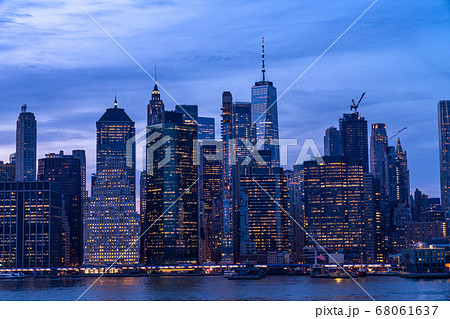 《ニューヨーク》マンハッタンの夜景・ブルックリンハイツプロムナード 68061637