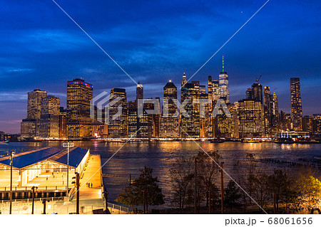 ニューヨーク マンハッタンの夜景 ブルックリンハイツプロムナードの写真素材