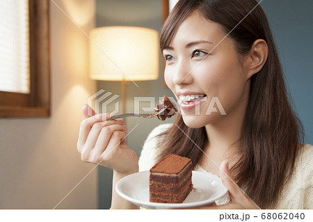 ケーキを食べる女性の写真素材