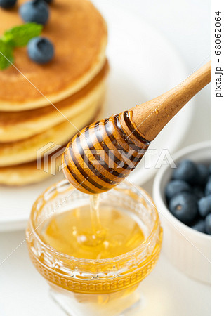 蜂蜜とホットケーキの写真素材
