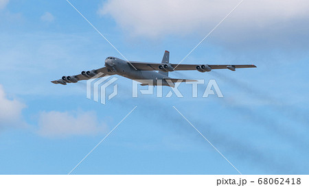 アメリカ空軍B-52H戦略爆撃機の水平飛行 68062418