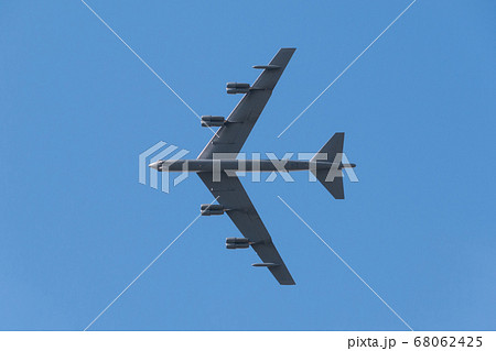 頭上を飛ぶアメリカ空軍B-52H戦略爆撃機 68062425