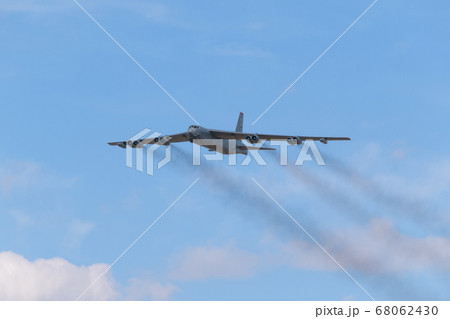 アメリカ空軍B-52H戦略爆撃機水平飛行 68062430