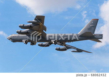 アメリカ空軍B-52H戦略爆撃機離陸 68062432