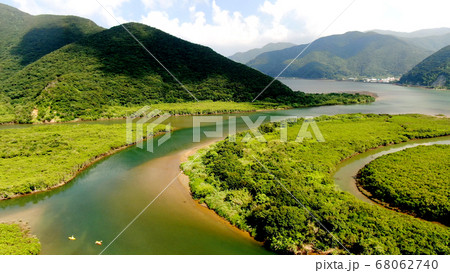 奄美大島の黒潮の森マングローブの空撮 68062740