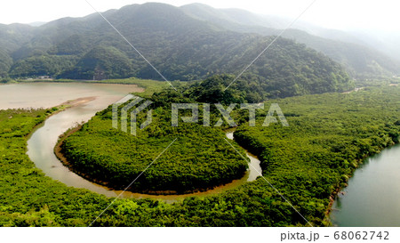 奄美大島の黒潮の森マングローブの空撮 奄美大島の黒潮の森マングローブの空撮 68062742