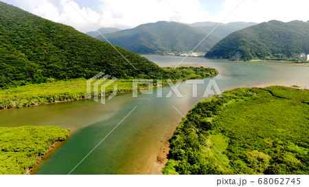 奄美大島の黒潮の森マングローブの空撮 68062745