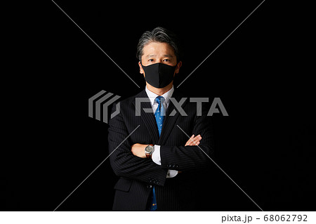 マスクをしたミドルビジネスマン 68062792
