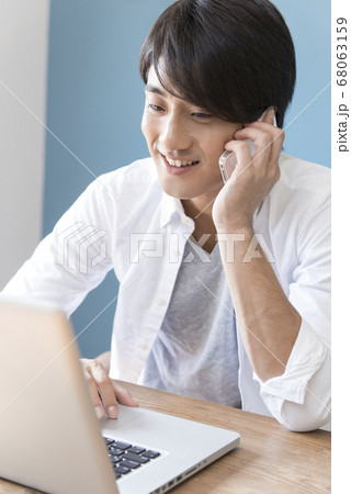 電話をする男性 68063159