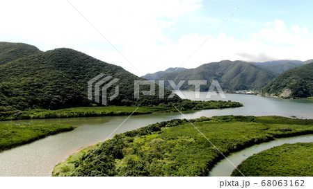 奄美大島の黒潮の森マングローブの空撮 68063162