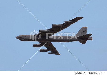 アメリカ空軍B-52H戦略爆撃機水平飛行 68063296