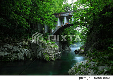 岩手県住田町　夏の葉山のめがね橋 68063608