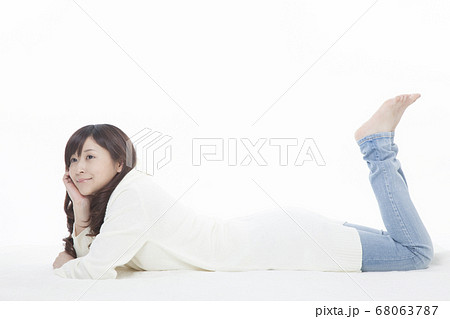 寝転ぶ女性 寝転ぶ女性 68063787