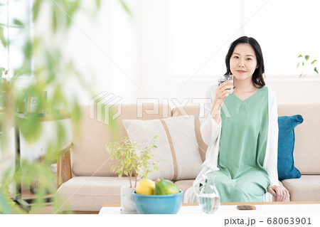 水分補給をするミドル女性【リビング】 水分補給をするミドル女性【リビング】 68063901
