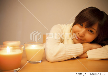 ロウソクに癒される女性 68064105