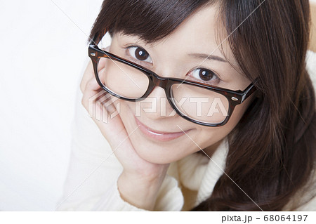 眼鏡の女性 眼鏡の女性 68064197