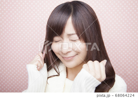 ガッツポーズする女性 ガッツポーズする女性 68064224