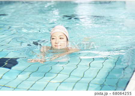 プールで泳ぐ女性の写真素材