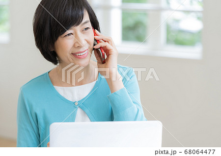 リモートミーティングする女性【カフェ】 リモートミーティングする女性【カフェ】 68064477