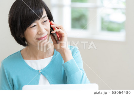 リモートミーティングする女性【カフェ】 リモートミーティングする女性【カフェ】 68064480
