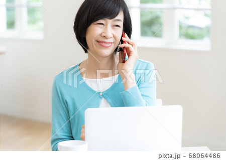 リモートミーティングする女性【カフェ】 68064486