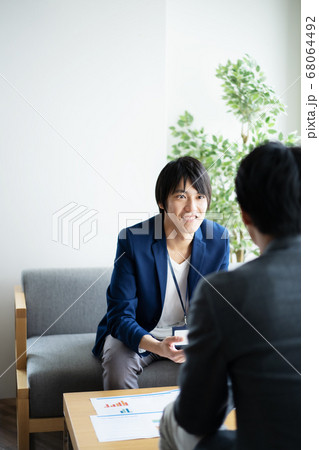 ビジネスシーン　ビジネスマン　ミーティング　打ち合わせ　オフィスシーン 68064492