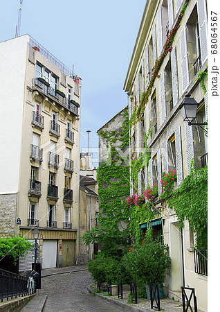 フランスパリ 石畳の細い路地裏の風景の写真素材 [68064567] - PIXTA