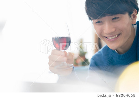 ビデオ通話で乾杯する若い男性【自宅】 ビデオ通話で乾杯する若い男性【自宅】 68064659