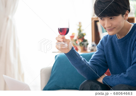 ビデオ通話で乾杯する若い男性【自宅】 ビデオ通話で乾杯する若い男性【自宅】 68064663