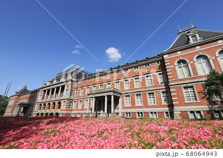 法務省旧本館の全景とツツジ(中央合同庁舎第6号館赤れんが棟) 法務省旧本館の全景とツツジ(中央合同庁舎第6号館赤れんが棟) 68064943