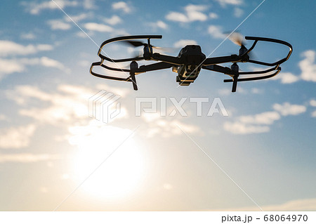 太陽に向かって飛行するドローン DJI MAVIC2PRO 太陽に向かって飛行するドローン DJI MAVIC2PRO 68064970
