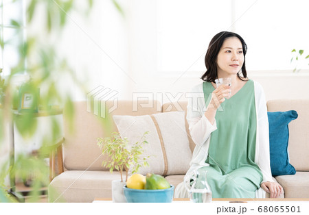 水分補給をするミドル女性【リビング】 68065501
