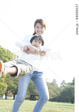 公園で遊ぶ親子 68066037